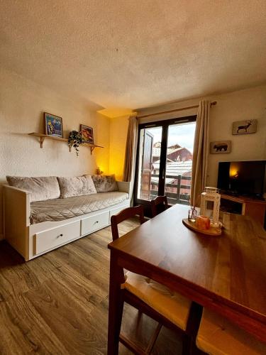 un salon avec un lit et une table de salle à manger dans l'établissement L'ETERLOU, Studio Centre station, à Risoul
