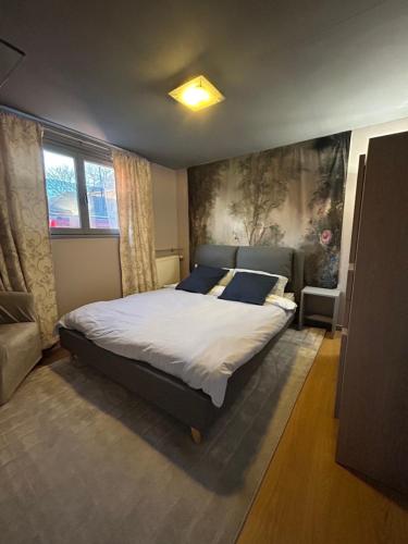 une chambre avec un lit et un canapé dans l'établissement La Rochelle Rdc de maison proche Ile de Ré, à La Rochelle