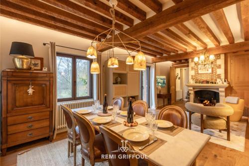 une cuisine et une salle à manger avec une table et des chaises dans l'établissement Le refuge Balte 4 - Nordic Spa with Wood Fire - Unique Experience, à Gonneville-sur-Honfleur