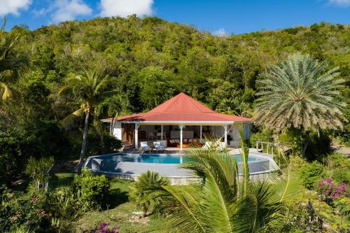 an aerial view of a house with a swimming pool at Villa Calico in Grand-Bourg