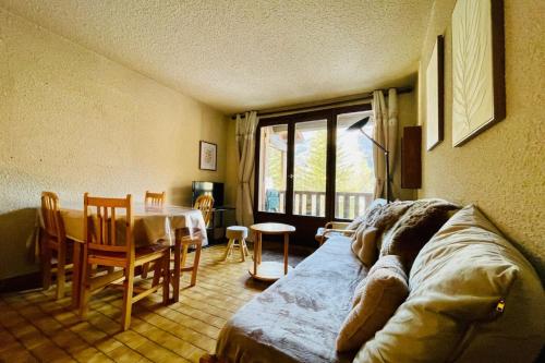 un salon avec un canapé et une table dans l'établissement Charmant logement familial à La Salle-les-Alpes, à La Salle Les Alpes
