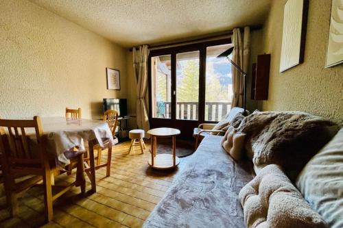 un salon avec un canapé et une table dans l'établissement Charmant logement familial à La Salle-les-Alpes, à La Salle Les Alpes