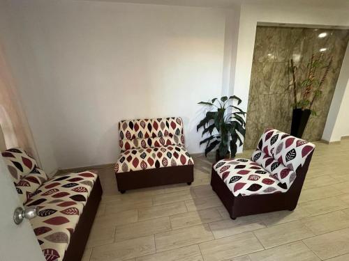 two chairs and a couch in a living room at Casa Fracc Paseos de la Plata Pachuca Hidalgo in Pachuca de Soto