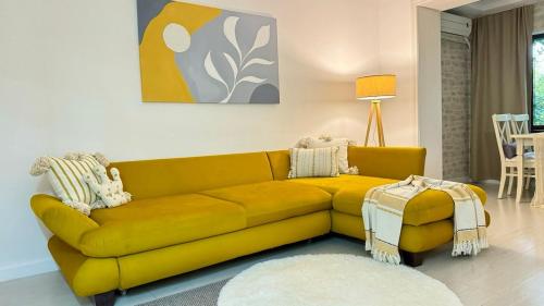 The apartment is 2 km from the airport
