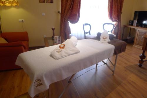 a hospital bed with towels on it in a room at Palacio Azcárate Hotel in Ezcaray