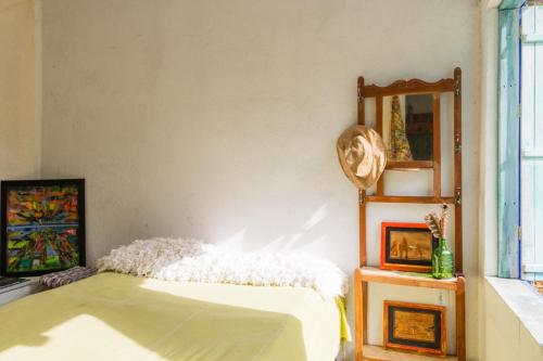 a bedroom with a bed and a mirror at Hospedagem Morro dos Muricis in Piumhi