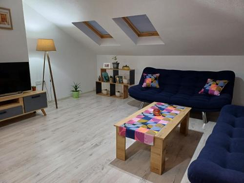 Una sala de estar con un sofá y una mesa de café. en ML apartment, en Bitola