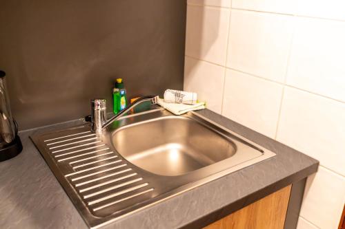 a kitchen sink with a metal grate around it at RheinmeetsMosel Rheinufer Deutsches Eck in Koblenz
