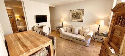 un salon avec un canapé et une table dans l'établissement Beautiful T2 close to the beach, à Saint-Tropez