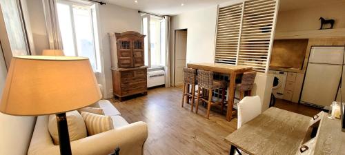 un salon avec un canapé et une table dans l'établissement Beautiful T2 close to the beach, à Saint-Tropez