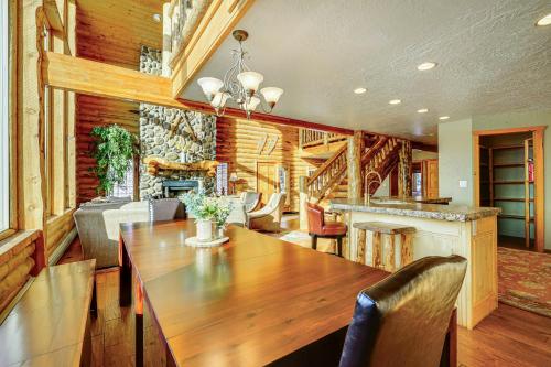 Un comedor con una mesa de madera y una cocina. en 10 Mi to Deer Valley Mtn-View Gem with Game Room, en Park City