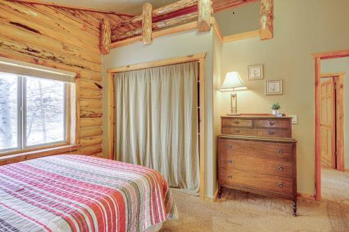 Cama o camas de una habitación en 10 Mi to Deer Valley Mtn-View Gem with Game Room