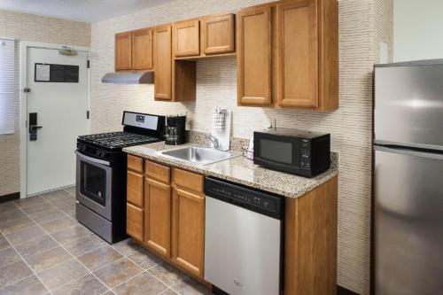 Residence Inn Kansas City Country Club Plaza Image