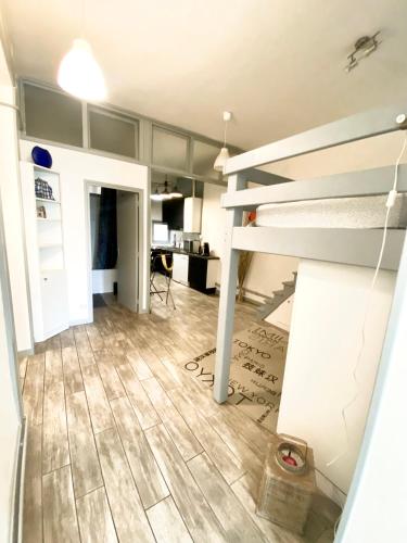 une chambre avec un escalier et un salon dans l'établissement Chez Mo, à Lyon