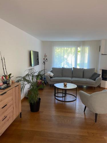 Imagen de la galería de House with pool - sleeps 5, en Pfeffingen