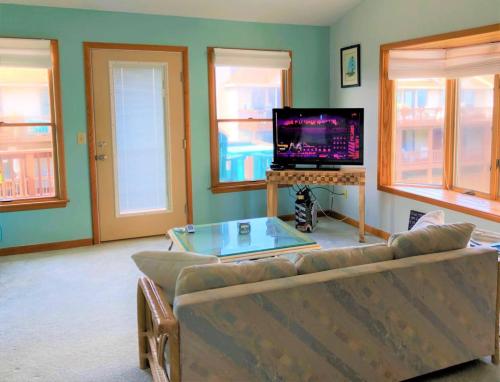 TV a/nebo společenská místnost v ubytování Endless Views The See Sea OBX Condo 5 Stars