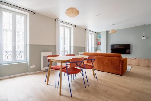 une salle à manger avec une table, des chaises et un canapé dans l'établissement Bubble House-Paris15-Mobility lease, à Paris