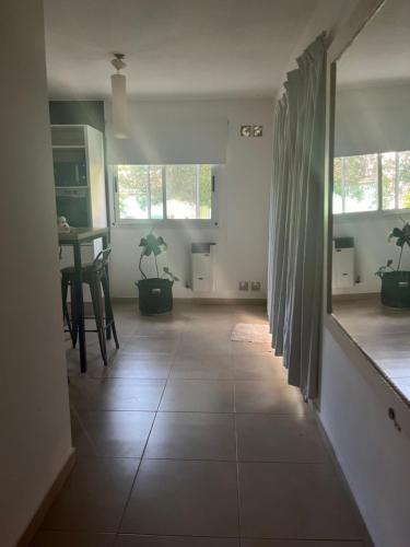 soggiorno con pavimento piastrellato e tavolo di Los espinillos a Mendiolaza