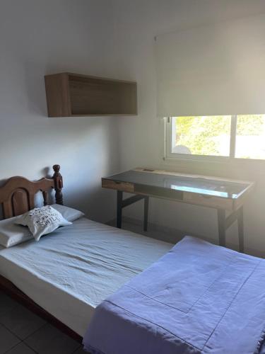 una camera da letto con un letto e una scrivania di Los espinillos a Mendiolaza