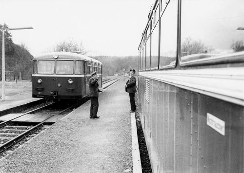 a person standing next to a train on the tracks at Klimaanlage, 5 Sterne Villa Bahnhoftraum, plus NEU zubuchbares Event, 333 qm, 1200qm Garten, virtueller Rundgang, Dachterrasse, Whirlpoolbadewanne in Braunfels