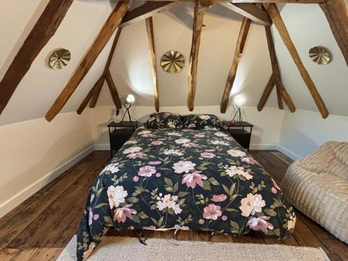 - une chambre mansardée dans l'établissement Charmante maison de village, à Pierrefort