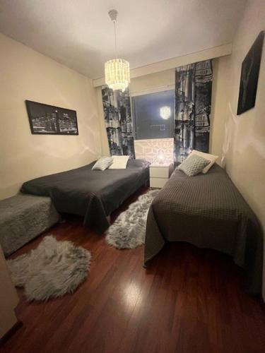 Ένα ή περισσότερα κρεβάτια σε δωμάτιο στο Two room apartment with a private sauna from the center