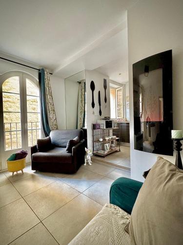 un salon avec un canapé et une chaise dans l'établissement Petit Rêve, à LʼIsle-sur-la-Sorgue