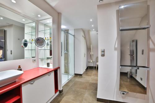 a bathroom with a sink and a mirror at Luxueuse Longère 350m2 "Le Grand Kerfra" au Vignoble Domaine Lamballe, Baden, Golfe du Morbihan in Baden