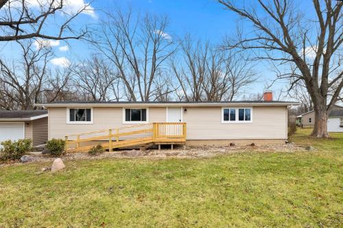 a white house with a porch in a yard at Comfort Cabin - 2BD Family Getaway in Creve Coeur in Creve Coeur