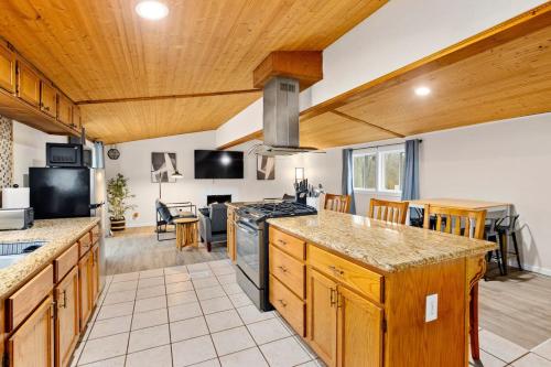 an open kitchen and living room with a stove at Comfort Cabin - 2BD Family Getaway in Creve Coeur in Creve Coeur