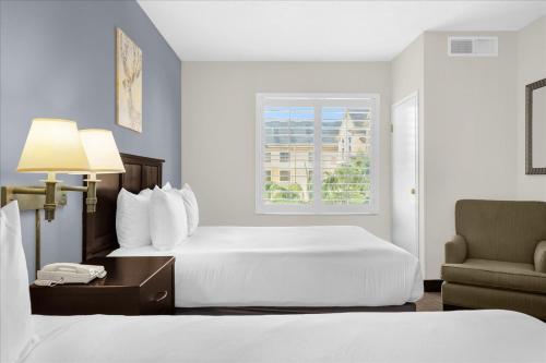Katil atau katil-katil dalam bilik di Studio Apartment w Pool & Hot Tub - Near Universal Studio