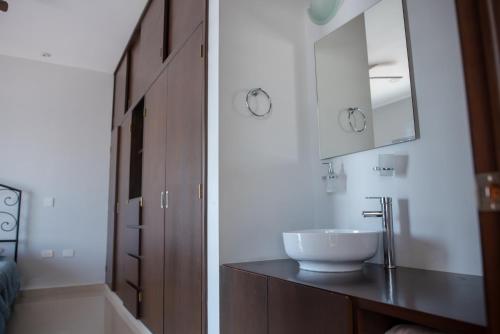 マサトランにある2br/2ba Condo 1 block to ocean! - Unit 7の洗面台と鏡のあるバスルーム