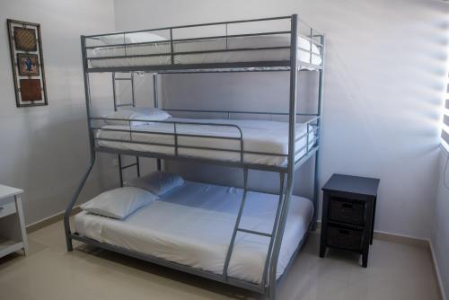 マサトランにある2br/2ba Condo 1 block to ocean! - Unit 7の二段ベッドが2つある寝室