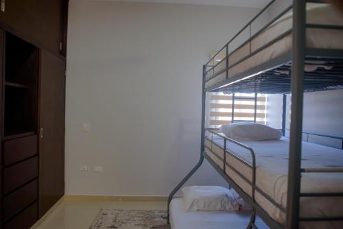 マサトランにある2br/2ba Condo 1 block to ocean! - Unit 6の二段ベッド2台と窓のある寝室