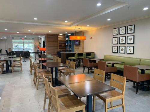 a restaurant with tables and chairs and a bar at Country Inn & Suites by Radisson, Austin North Pflugerville , TX in Round Rock