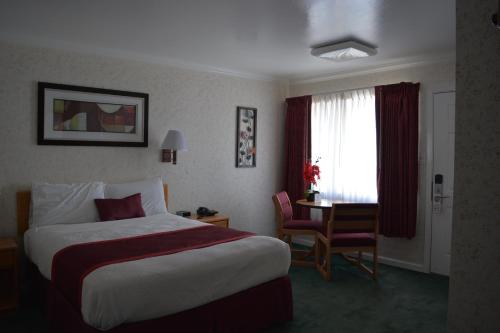 Tempat tidur dalam kamar di Travelers Inn