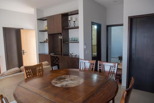 マサトランにある2br/2ba Condo 1 block to ocean! - Unit #5の木製のテーブルと椅子のあるダイニングルーム