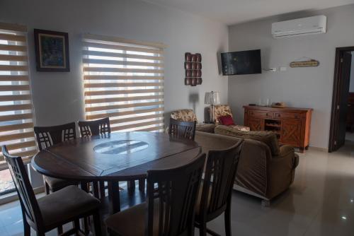 2br/2ba Condo 1 block to ocean! - Unit #5にあるテレビまたはエンターテインメントセンター