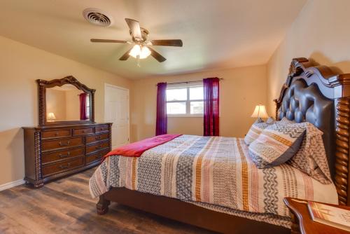 Katil atau katil-katil dalam bilik di 3 Mi to Lake Charles Family Home in Louisiana!