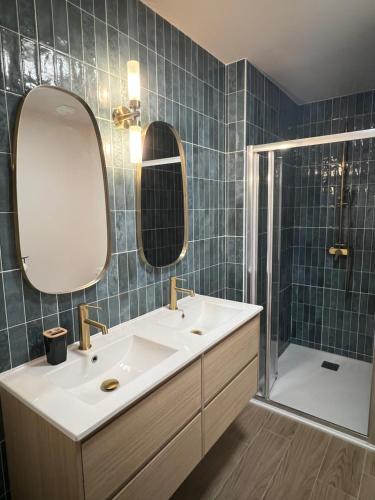 une salle de bain avec un lavabo, un miroir et une douche dans l'établissement Hotel Restaurant Les Paquebots, à Port-Vendres