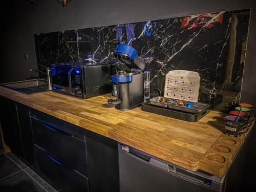 - un comptoir de cuisine avec un four micro-ondes et un comptoir dans l'établissement Loveroom spa 01, à Chazey-sur-Ain