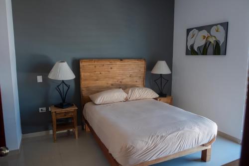 マサトランにある2br/2ba Condo 1 block to ocean! - Unit 4のベッドルーム1室(ベッド1台、テーブルにランプ2つ付)