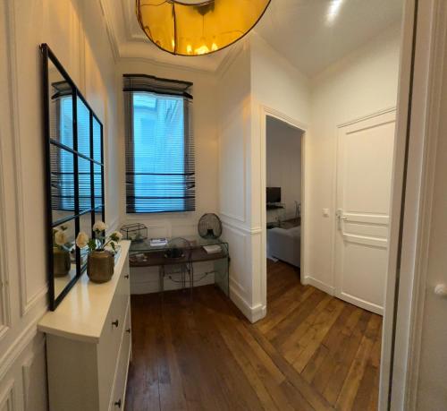 - un salon avec une table et un miroir dans l'établissement Prestige à Paris Luxe, Calme et Proche Tour Eiffel et Champs-Élysées, à Paris