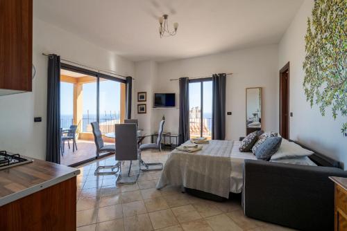 una camera da letto con un letto e una cucina con balcone di The Lemon Tree a Taormina
