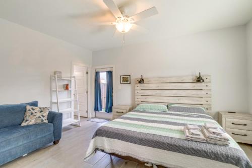una camera da letto con un letto e un divano blu di Walk to Whitecap Beach Corpus Christi Retreat a Padre Island