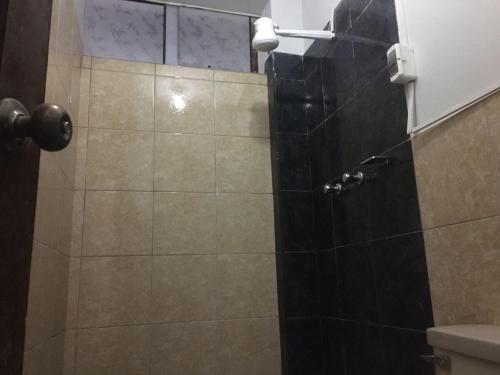 ein Badezimmer mit Dusche mit Glastür in der Unterkunft Depa en 1er piso,cochera, close to the plaza and UNSCH in Ayacucho