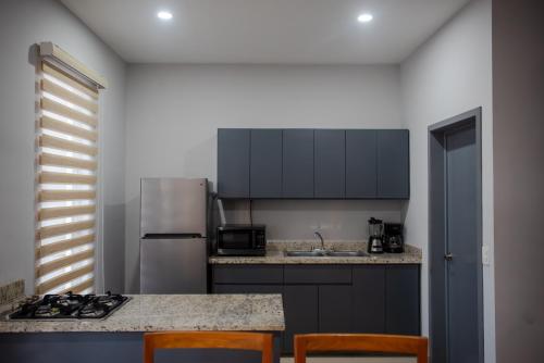Una cocina o zona de cocina en 2br/2ba Condo 1 block to ocean! - Unit 3