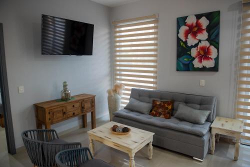 una sala de estar con un sofá y una mesa en 2br/2ba Condo 1 block to ocean! - Unit 3, en Mazatlán