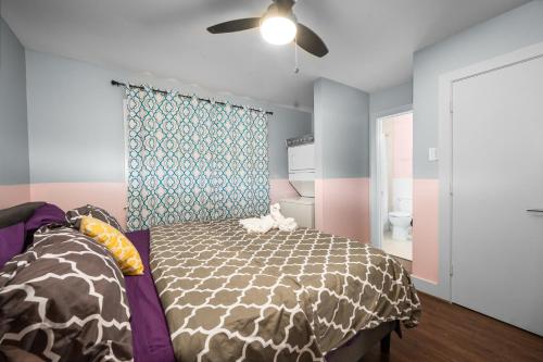 a bedroom with a bed and a ceiling fan at Chic & Cozy 1BR Apt with Free Parking & King Bed in Houston