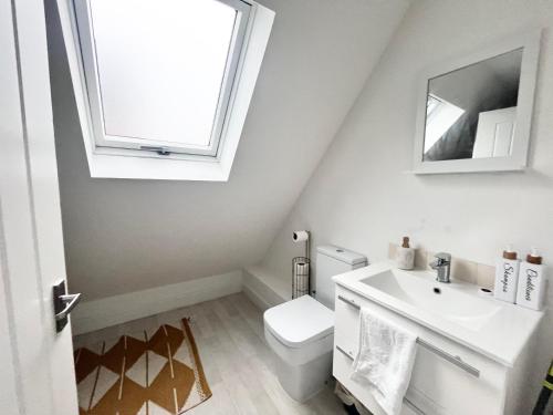 Koupelna v ubytování Comfortable Stays for Contractors and large groups with free parking and easy access to Motorway